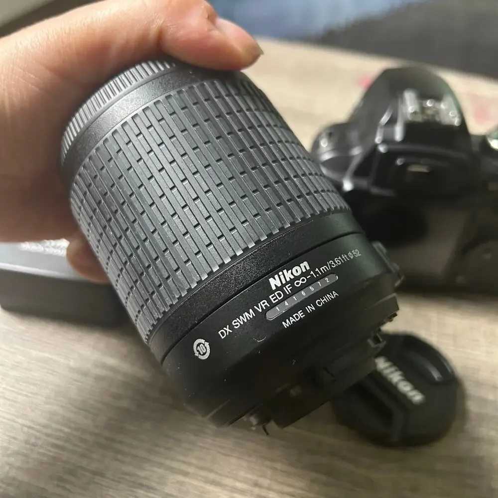 Nikon D60 DSLR Camera w/ AF-S DX 55-200mm VR Lens Charger and Battery Tested